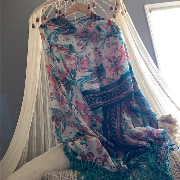 Gorgeous wrap around shawl - Picture 1 of 2